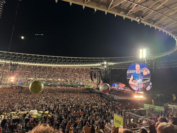 Coldplay in Wien: Chris Martin singt Swifts "Love Story" - für die Fans und gegen den Terror