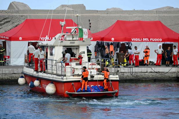 TOPSHOT-ITALY-MARITIME-ACCIDENT-BRITAIN