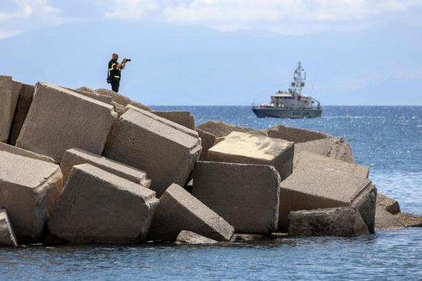 Rescuers continue to search for missing Bayesian yacht passengers