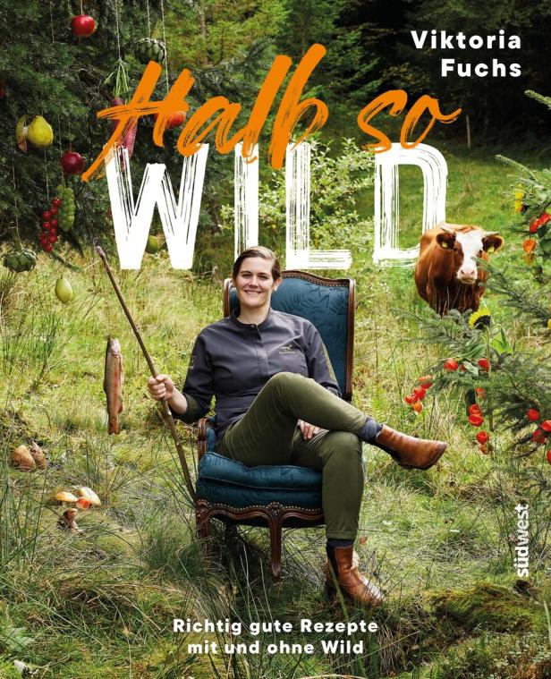Das Cover des Kochbuchs „Halb so wild“ von Viktoria Fuchs mit einer Köchin in der Natur.