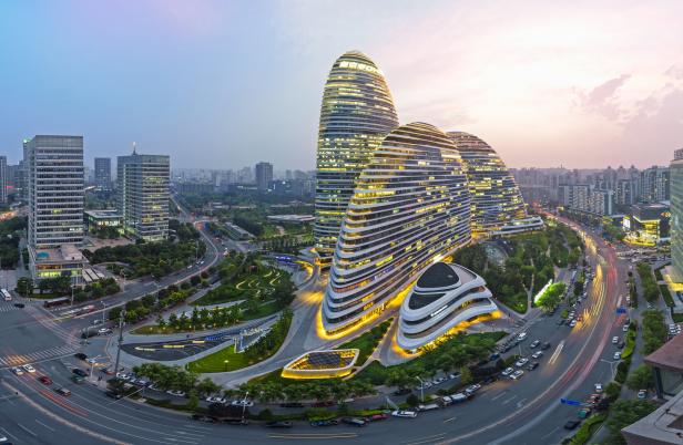 Blick auf die Wangjing Soho-Gebäude in Peking bei Dämmerung.
