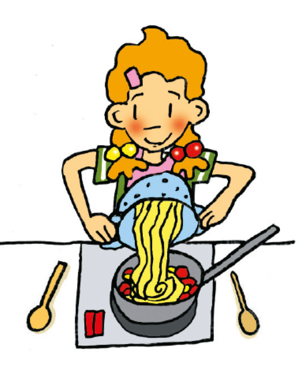 Ein Mädchen gießt Nudeln in eine Pfanne mit Tomatensoße.