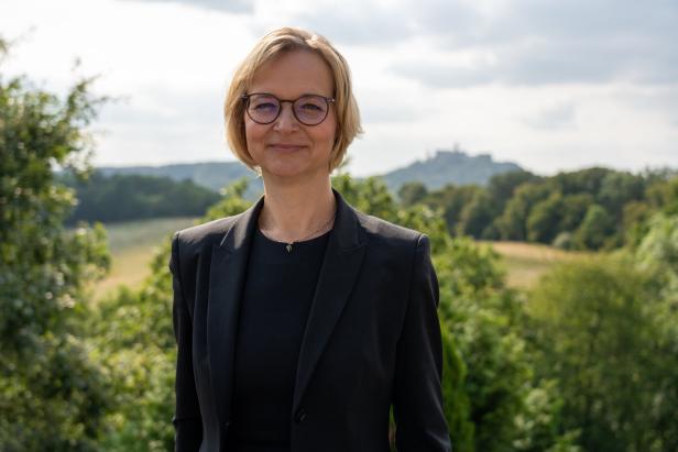 Katja Wolf im Gespräch mit dem KURIER, im Hintergrund die Wartburg von Eisenach.