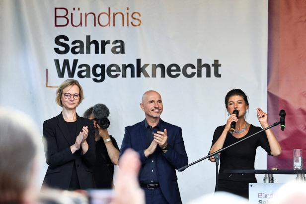 Katja Wolf (l.) und Sahra Wagenknecht (r.) auf der Bühne in Eisenach, 19. August 2024.