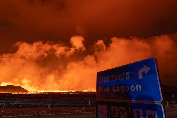 Island: Lava quillt aus vier Kilometer langem Riss