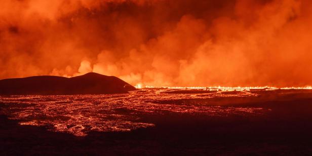 Island: Lava quillt aus vier Kilometer langem Riss