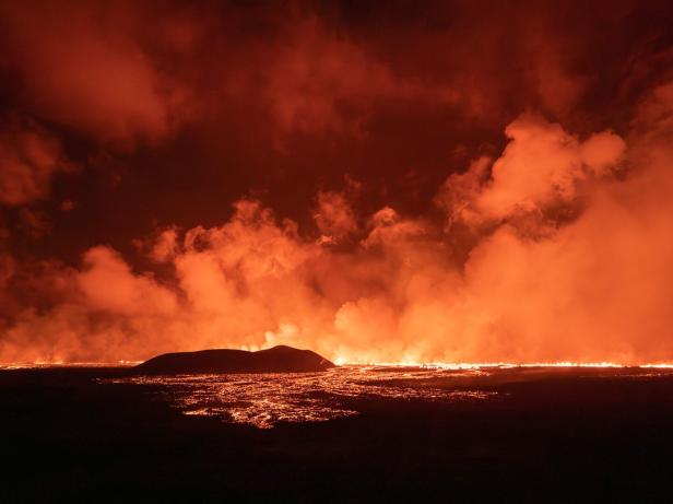 Island: Lava quillt aus vier Kilometer langem Riss