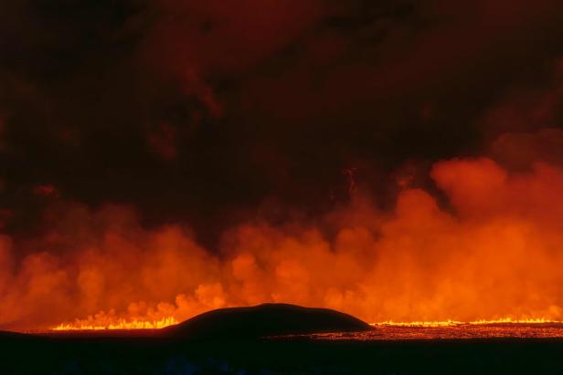 Island: Lava quillt aus vier Kilometer langem Riss