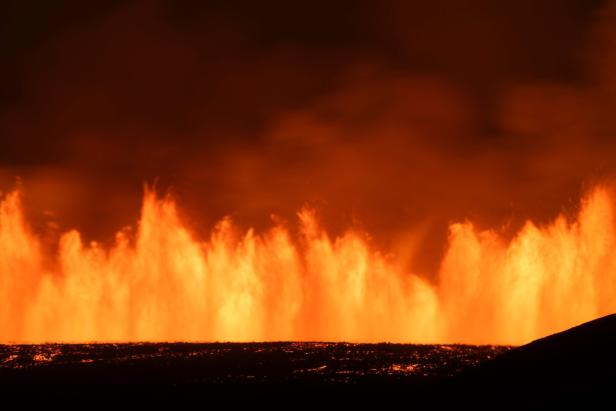 Island: Lava quillt aus vier Kilometer langem Riss