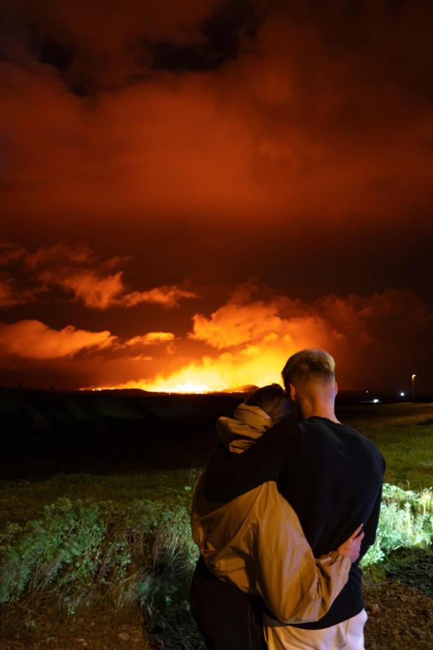 Island: Lava quillt aus vier Kilometer langem Riss