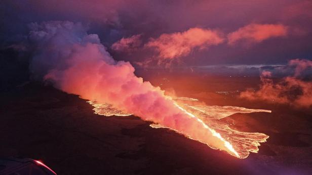 Island: Lava quillt aus vier Kilometer langem Riss