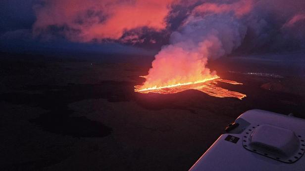 Island: Lava quillt aus vier Kilometer langem Riss