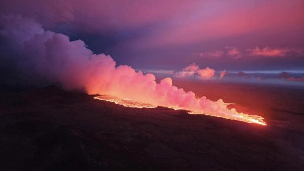 Island: Lava quillt aus vier Kilometer langem Riss