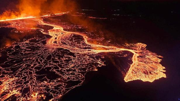 Island: Lava quillt aus vier Kilometer langem Riss