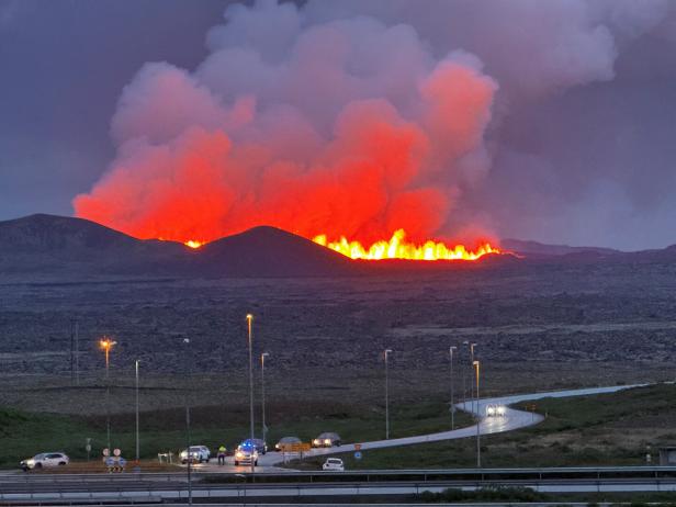 Island: Lava quillt aus vier Kilometer langem Riss