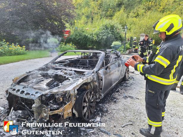 Auto in Vollbrand: Feuerwehr verhindert Übergreifen auf Villa