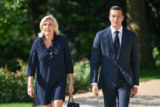 Der Europaabgeordnete Jordan Bardella (r.) und die Vorsitzende des rechtsextremen Rassemblement National (RN), Marine Le Pen.