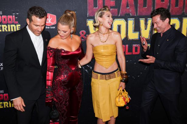 Ryan Reynolds, Blake Lively, Gigi Hadid und Hugh Jackman posieren zusammen für ein Foto.