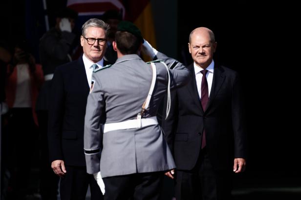 Roter Teppich und militärische Ehre für Keir Starmer (l.), dem neuen Labour-Premierminister Großbritanniens, in Berlin bei Kanzler Olaf Scholz (SPD).