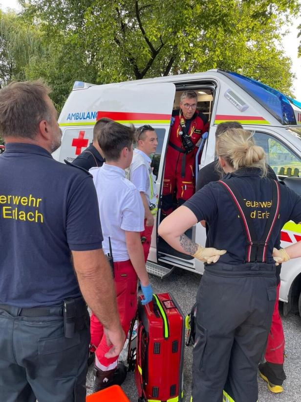 Bub mit Kinderwagen in Fluss gestürzt: So glückte die Lebensrettung