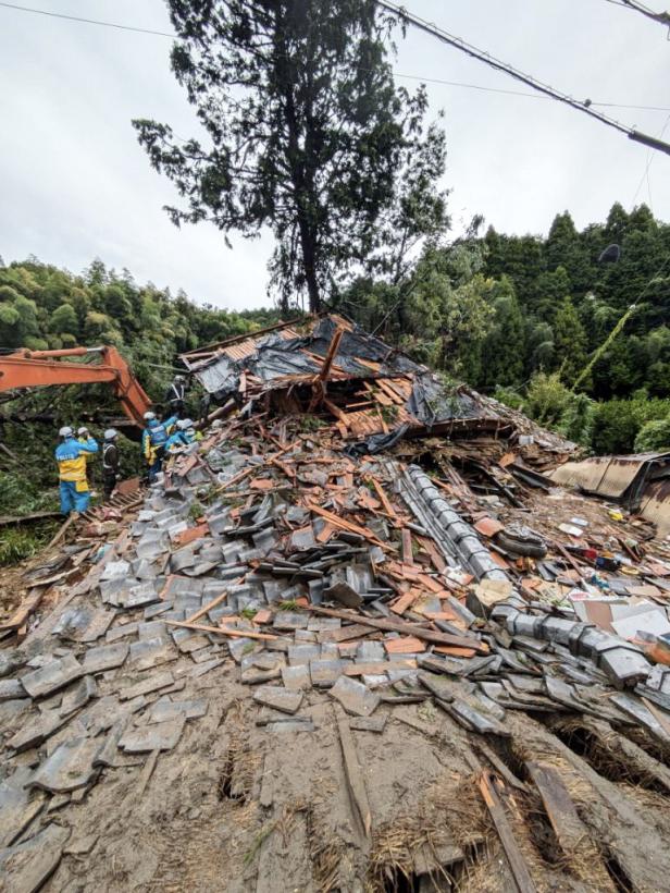 Typhoon Shanshan approaches southwestern Japan amid special warnings