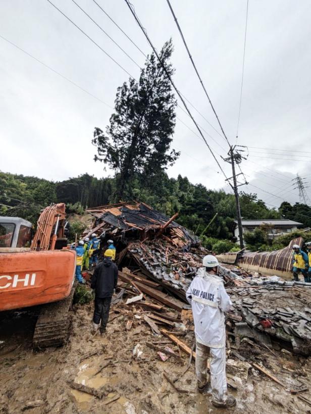 Typhoon Shanshan approaches southwestern Japan amid special warnings