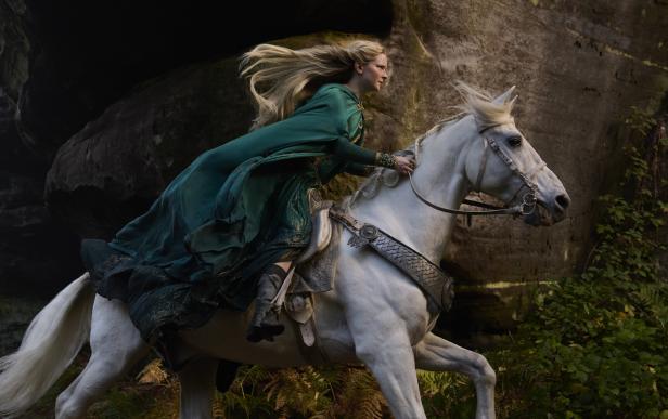 Morfydd Clark reitet als Galadriel auf einem weißen Pferd.
