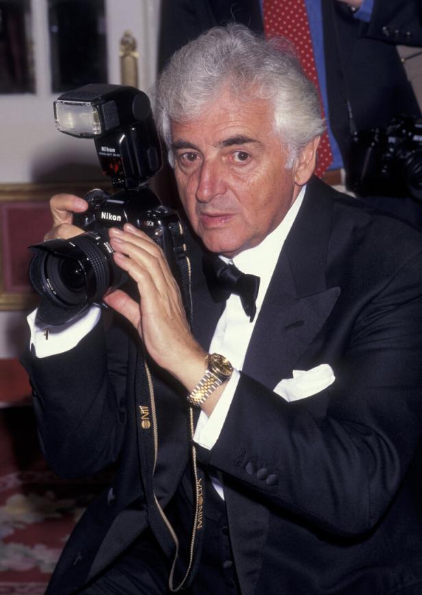 Harry Benson mit einer Nikon-Kamera.
