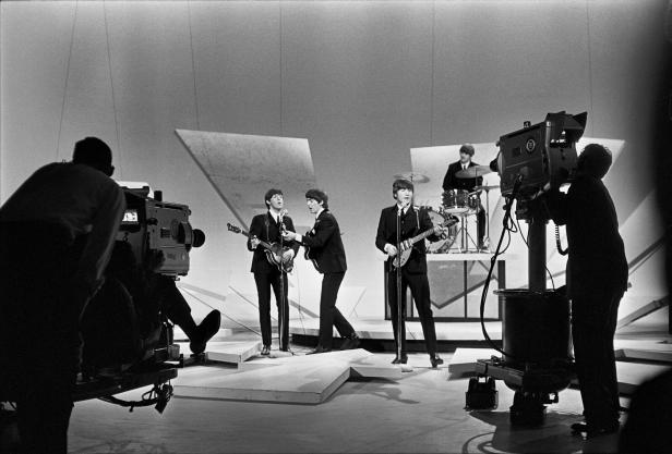 Die Beatles treten in einer Fernsehsendung auf.