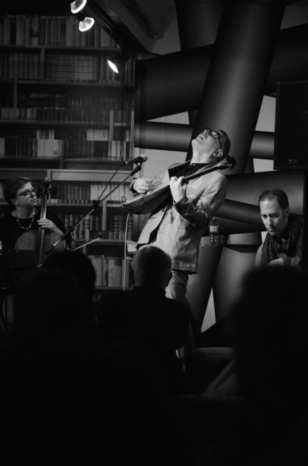 Bernhard Moshammer spielt mit seiner Band in einem kleinen Club.
