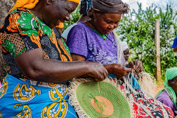 Tradition trifft Tourismus: Ein Besuch bei Weberinnen in Kenia 