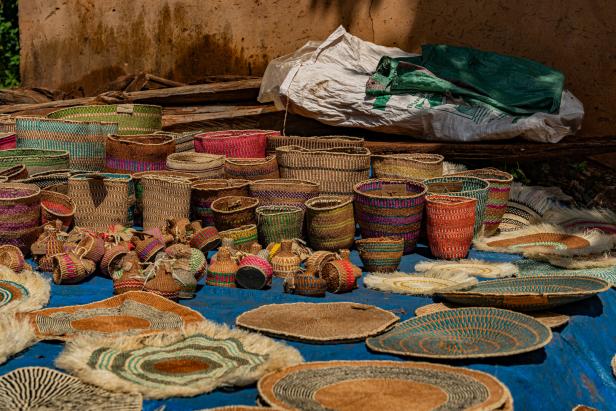 Tradition trifft Tourismus: Ein Besuch bei Weberinnen in Kenia 