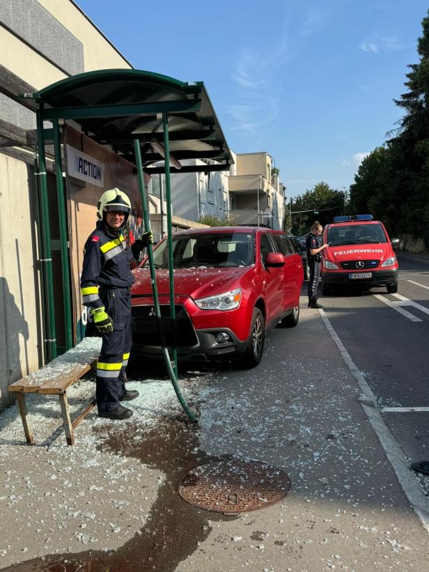 Auto krachte in Niederösterreich in Bushaltestelle