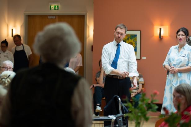 Michael Kretschmer zu Besuch in einem Seniorenwohnheim in Dresden im August.