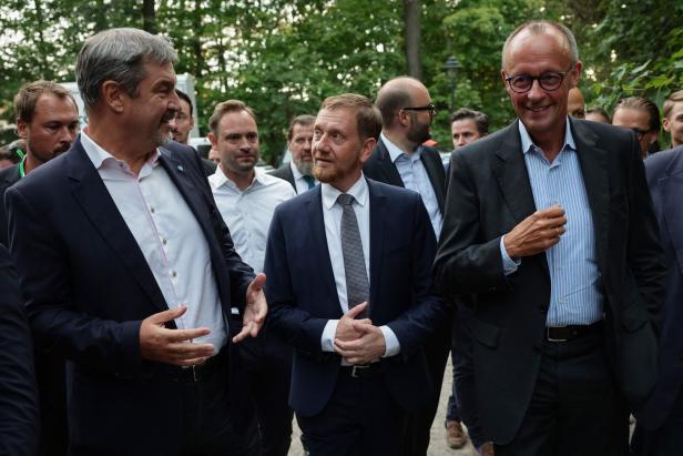 Michael Kretschmer mit Markus Söder und Friedrich Merz.