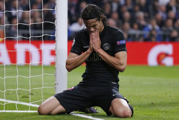 Ein Fußballspieler kniet enttäuscht vor einem Tor und hält die Hände vors Gesicht.