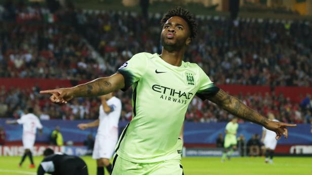 Raheem Sterling jubelt in seinem Trikot von Manchester City auf dem Spielfeld.