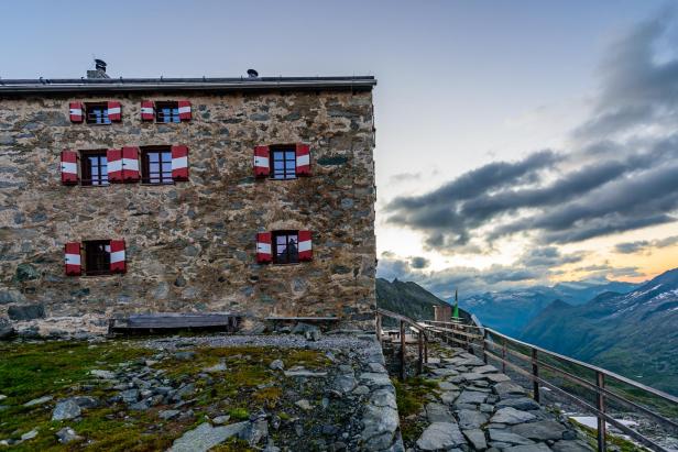 Früher Morgen auf der Neuen Prager Hütte unterhalb des Großvenedigers im Nationalpark Hohe Tauern