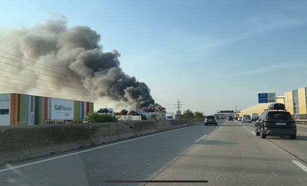 NÖ: Einsturzgefahr in Lagerhalle nach Großbrand