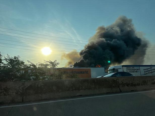 NÖ: Einsturzgefahr in Lagerhalle nach Großbrand