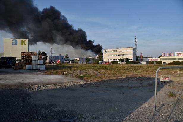 NÖ: Einsturzgefahr in Lagerhalle nach Großbrand