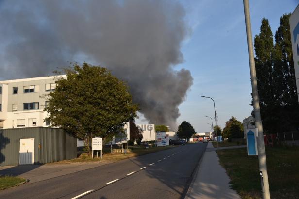 NÖ: Einsturzgefahr in Lagerhalle nach Großbrand