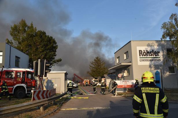 NÖ: Einsturzgefahr in Lagerhalle nach Großbrand