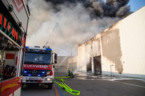 NÖ: Einsturzgefahr in Lagerhalle nach Großbrand