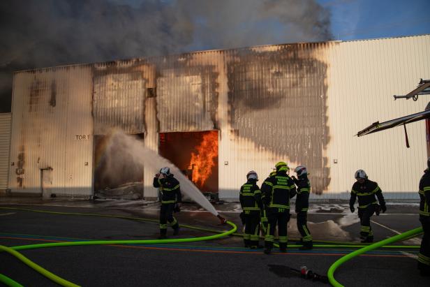 NÖ: Einsturzgefahr in Lagerhalle nach Großbrand