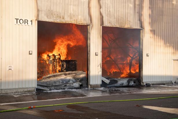 NÖ: Einsturzgefahr in Lagerhalle nach Großbrand