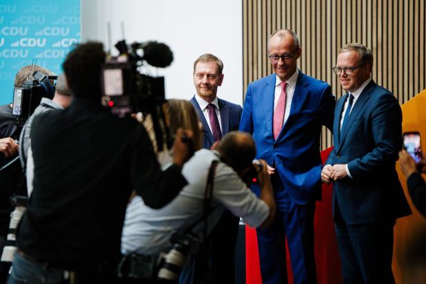 CDU-Chef Friedrich Merz (Mitte) mit Mario Voigt(rechts) und Michael Kretschmer (links).