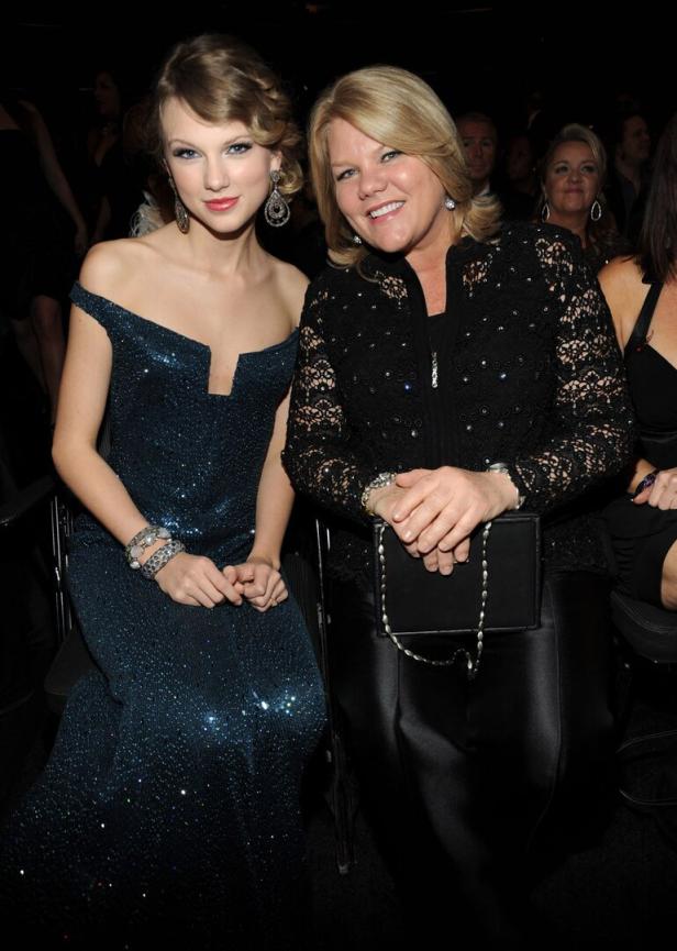 Taylor Swift sitzt mit ihrer Mutter Andrea Swift bei einer Veranstaltung.