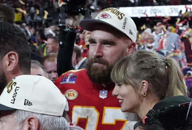 Travis Kelce von den Kansas City Chiefs mit Taylor Swift nach dem Super Bowl Sieg.