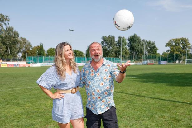 Promi-Kicken für den guten Zweck: Wer dem runden Leder hinterherjagt